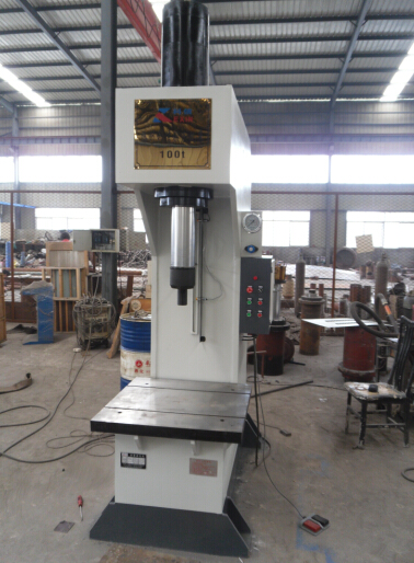 單柱液壓機(jī) 單柱液壓機(jī)