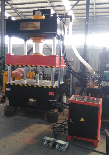 200噸四柱油壓機(jī) 200噸四柱油壓機(jī)